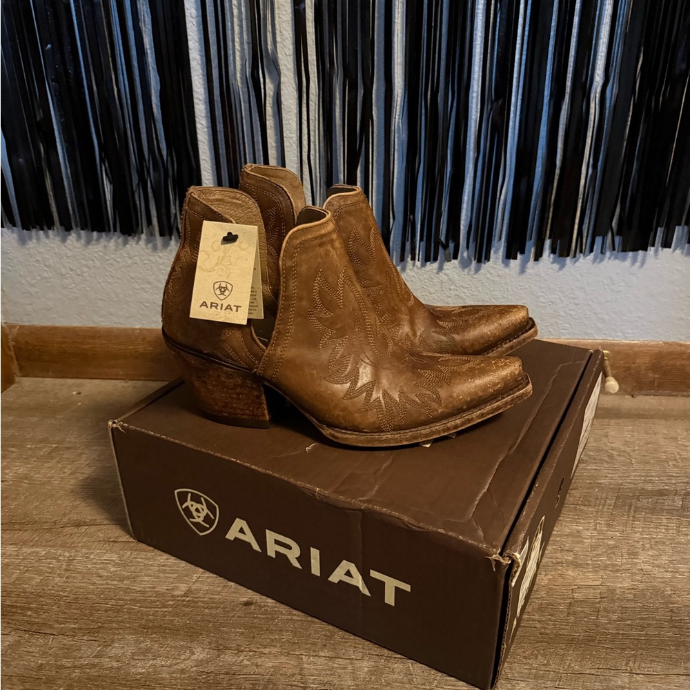 Ariat Dixon distressed ankle boot